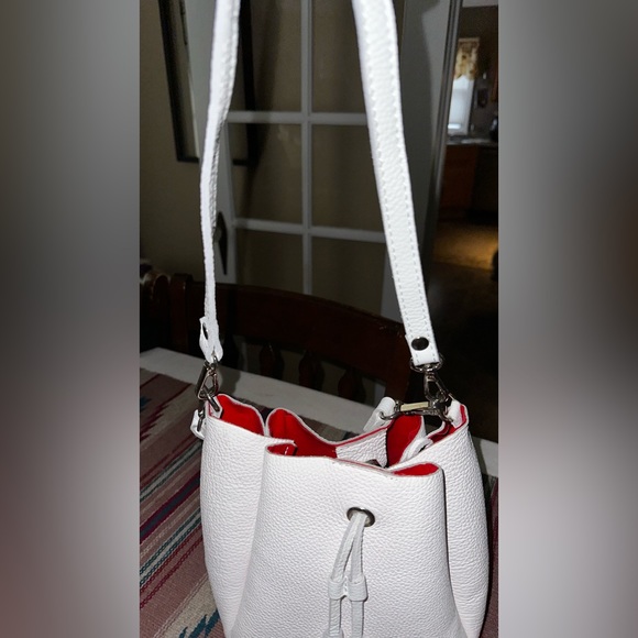White Bucket Crossbody bag with red inside - Picture 4 of 5